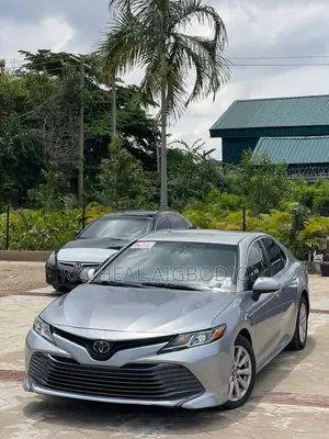 Toyota Camry 2018 Silver