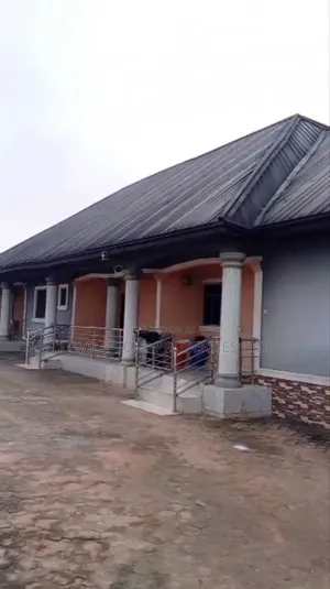 9bdrm Block of Flats in Benin City for sale