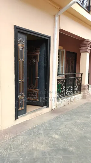3bdrm Block of Flats in Limit Road Gra, Benin City for rent