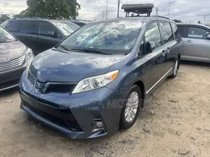 Toyota Sienna 2018 Blue