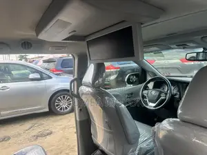 Toyota Sienna 2018 Blue