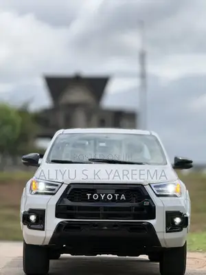 Toyota Hilux 2024 White