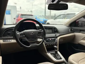 Hyundai Elantra Limited Sedan FWD (2.0L 4cyl 6A) 2017 Red
