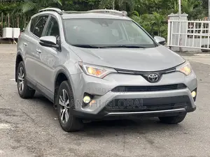 Toyota RAV4 XLE 4dr SUV (2.5L 4cyl 6A) 2018 Silver