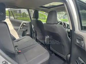 Toyota RAV4 XLE 4dr SUV (2.5L 4cyl 6A) 2018 Silver