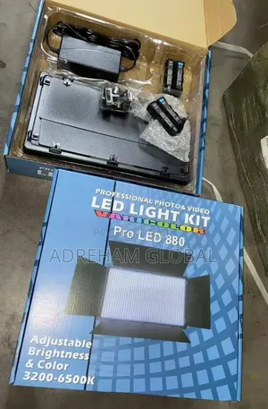 Pro Led 880 Comes With Battery and Tripod