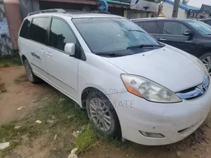 Toyota Sienna XLE AWD 2009 White