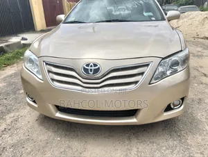Toyota Camry LE 4dr Sedan (2.5L 4cyl 6AM) 2010 Gold