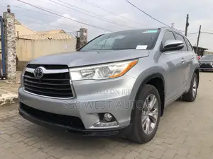 Toyota Highlander XLE 4dr SUV (3.5L 6cyl 6A) 2014 Silver