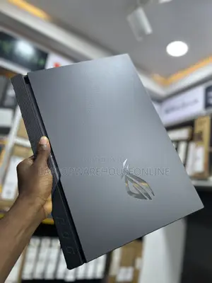 Laptop Asus ROG Strix G17 16GB AMD Ryzen 9 SSD 1T