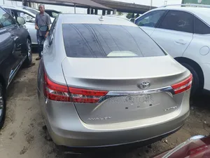Toyota Avalon Limited Sedan FWD (3.5L 6cyl 6A) 2013 Gold