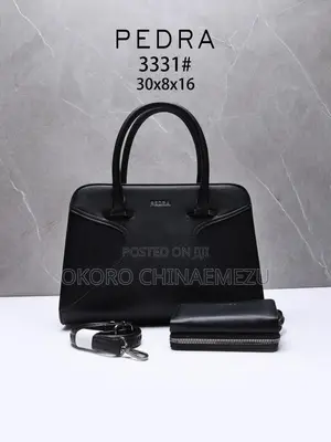 Pedra Medium-Sized Black Handbag With Wallet Strap