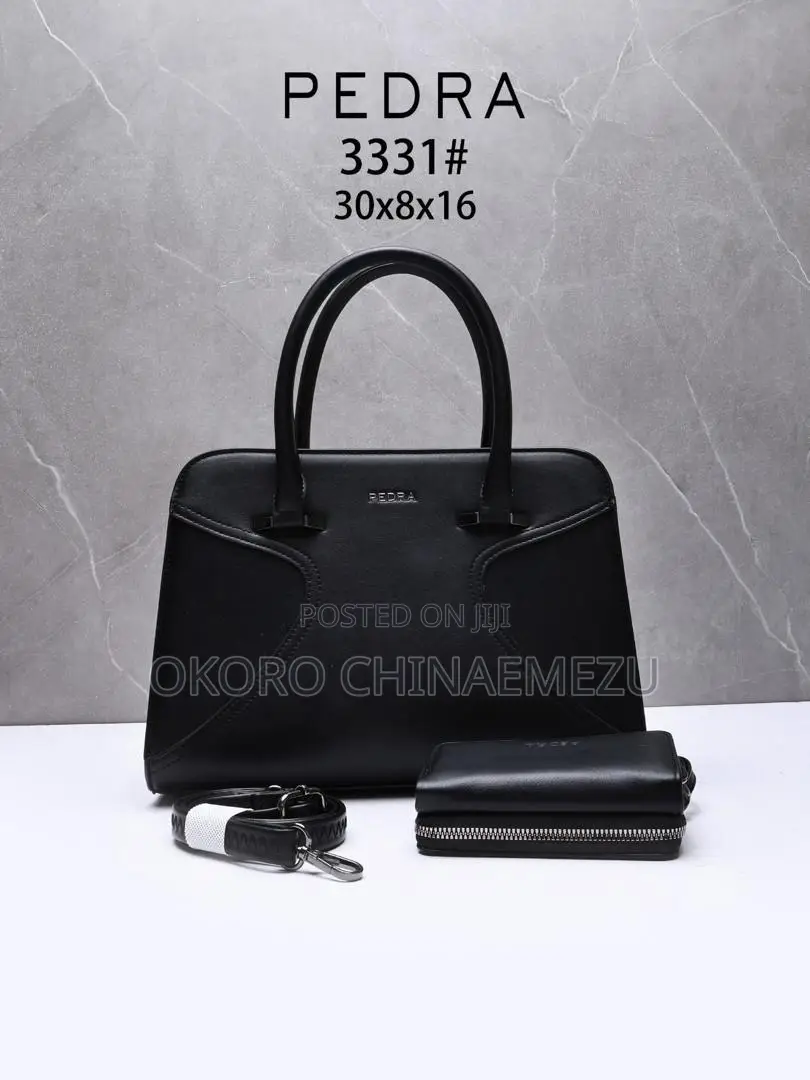 Pedra Medium-Sized Black Handbag With Wallet Strap