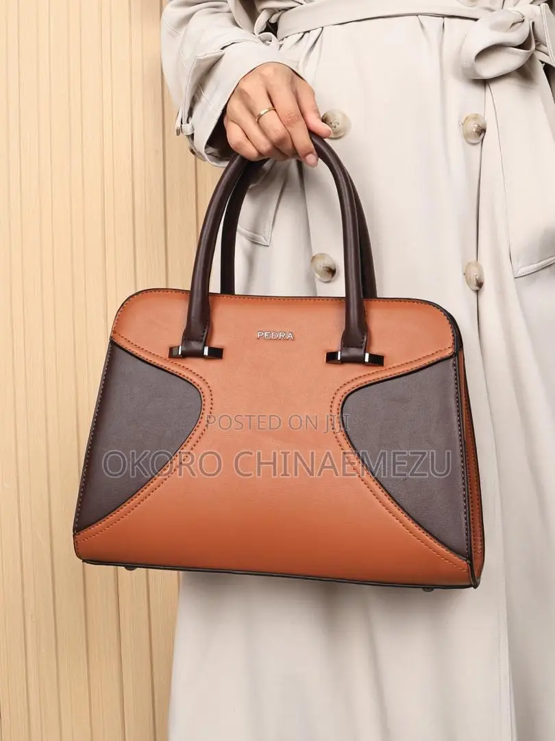 Pedra Medium-Sized Black Handbag With Wallet Strap