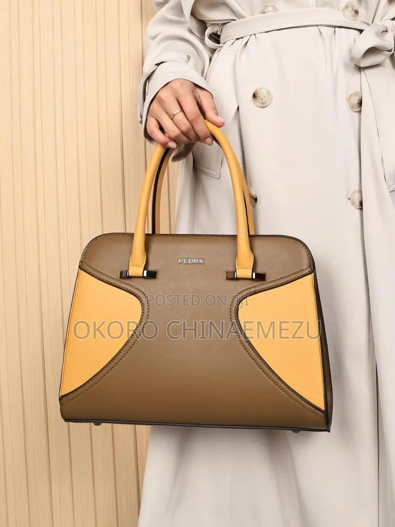 Pedra Medium-Sized Black Handbag With Wallet Strap