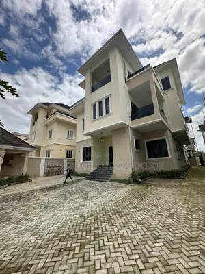7bdrm Duplex in Guzape District for sale