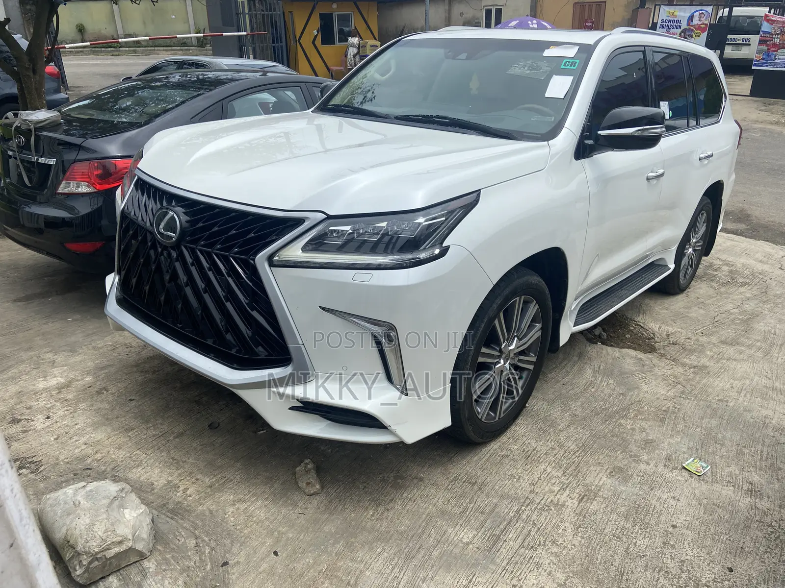 Lexus LX 570 AWD 2017 White