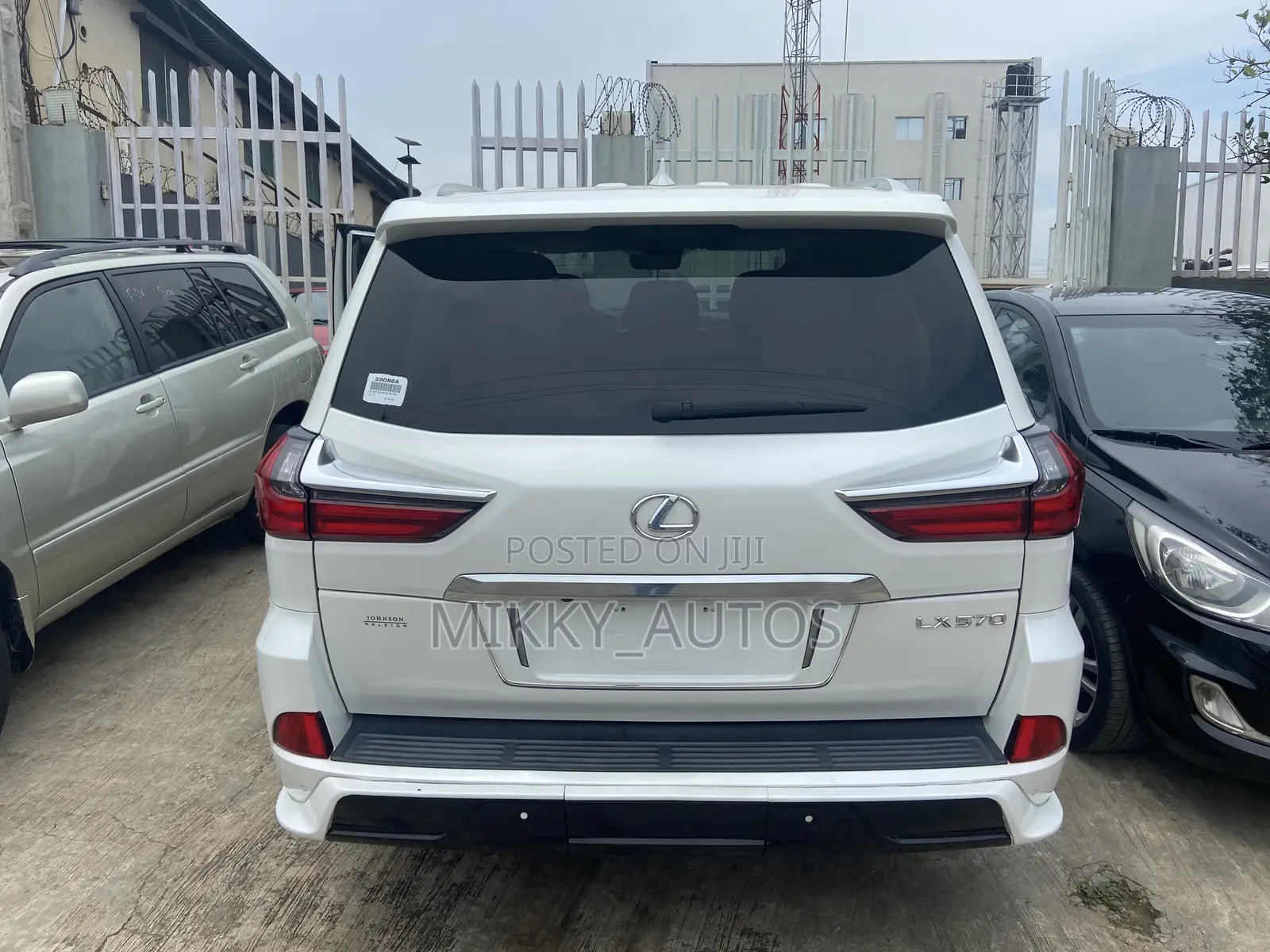 Lexus LX 570 AWD 2017 White