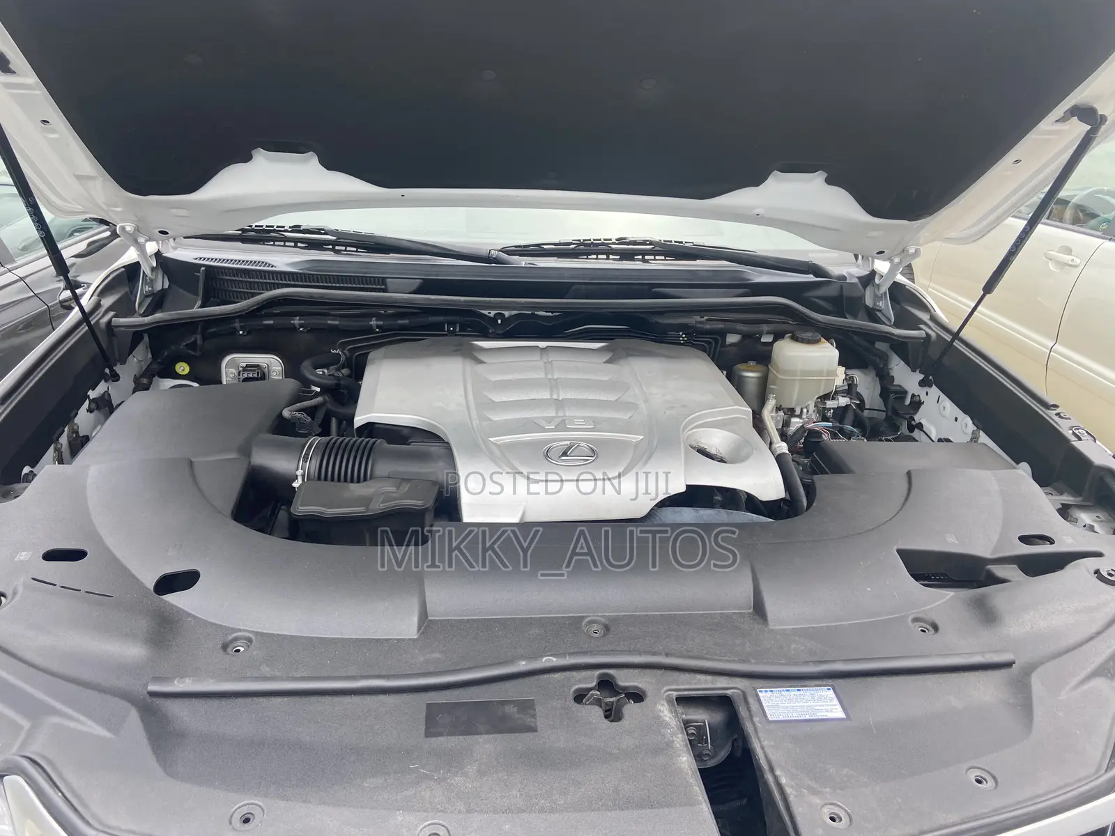 Lexus LX 570 AWD 2017 White