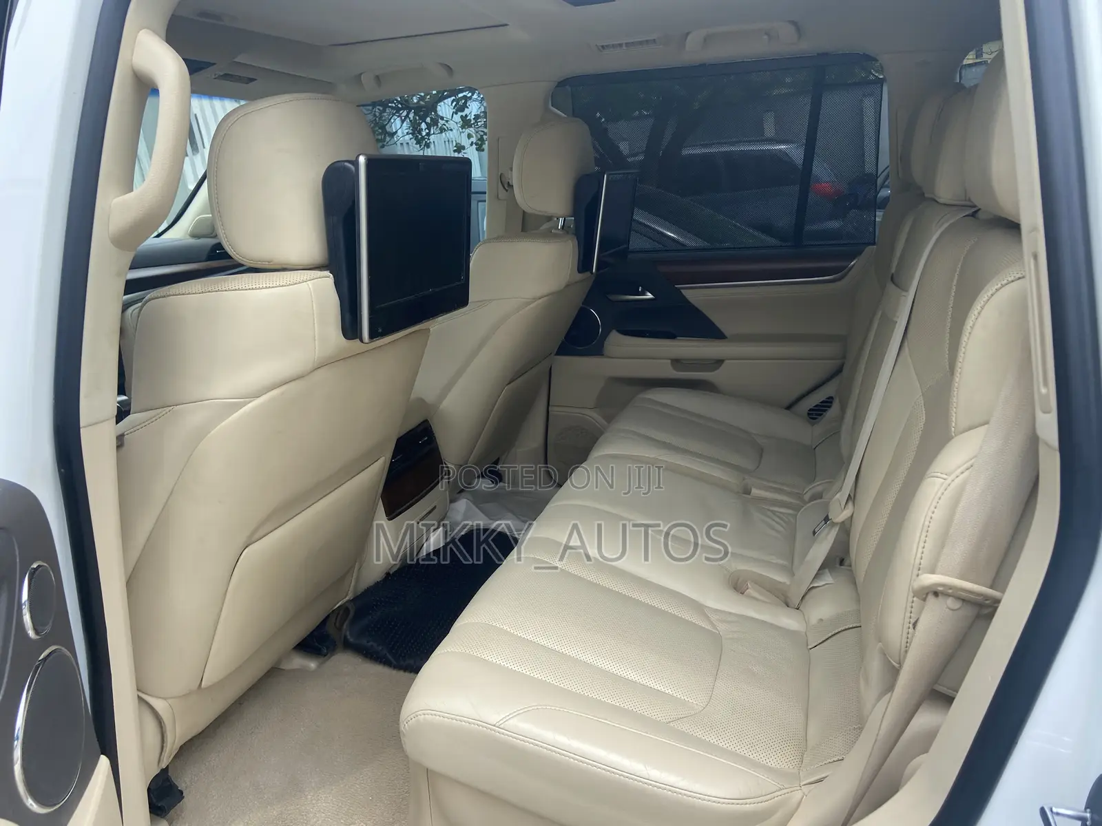 Lexus LX 570 AWD 2017 White