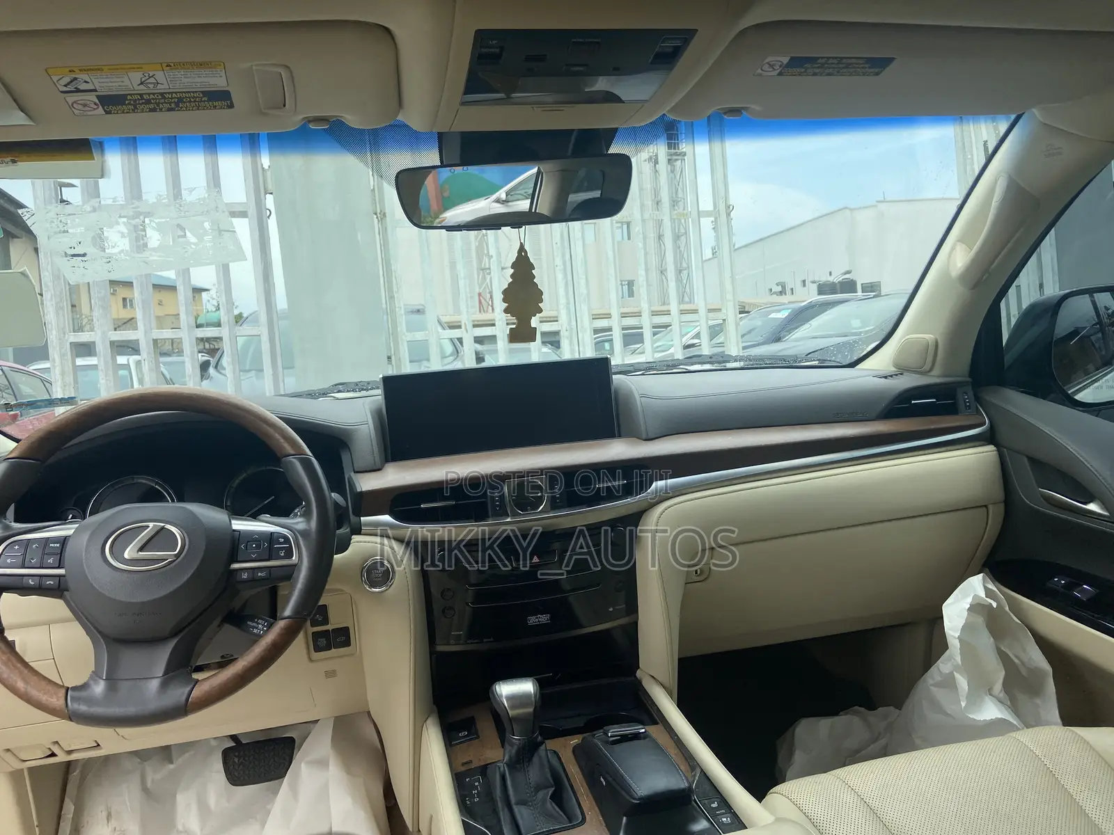 Lexus LX 570 AWD 2017 White