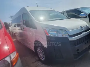 Toyota HiAce 2022