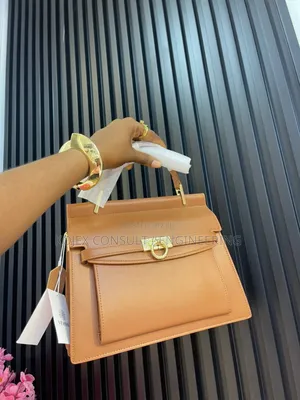 Brand;Versse
Colour:Brown,Black and Green
Has Long Strap