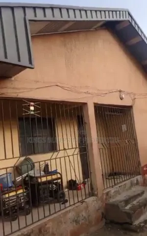 3bdrm Bungalow in Off Refinery Road, Warri for sale
