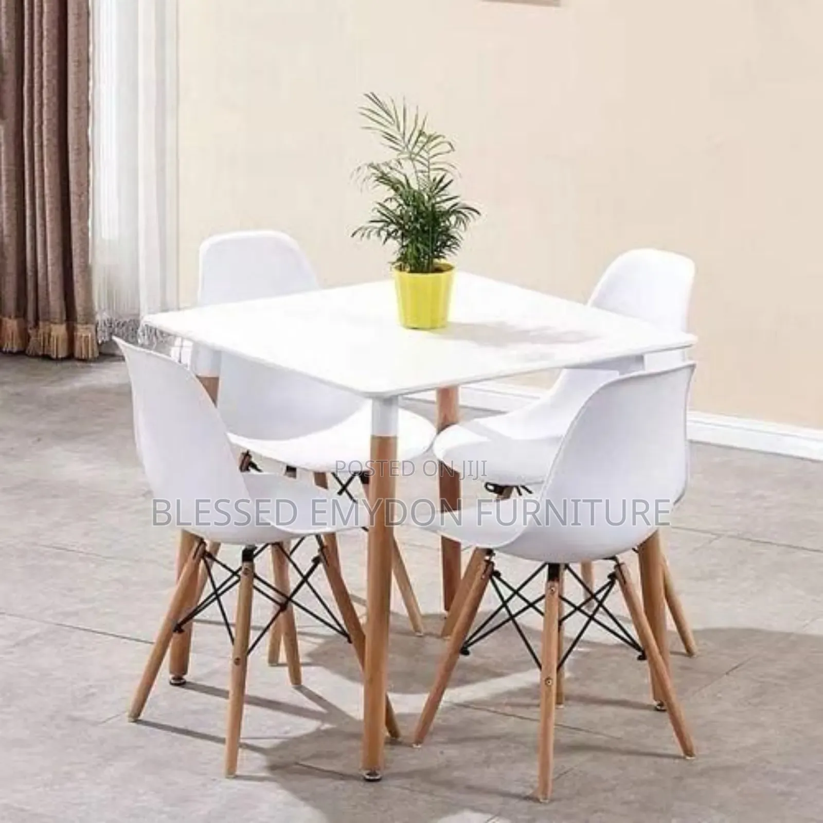 Luxury Dinning Round Table + 4 Sitting Chairs