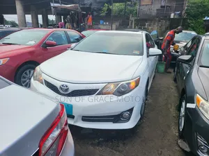 Toyota Camry SE 4dr Sedan (2.5L 4cyl 6A) 2014 White