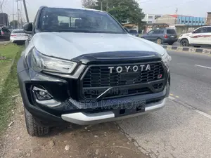 New Toyota Hilux 2025 Black