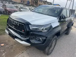 New Toyota Hilux 2025 Black