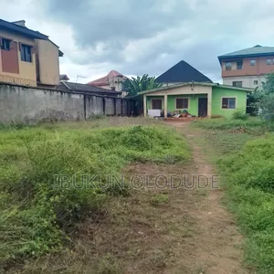 Bungalow on 700sq.M Land in an Estate in Akute for Sale