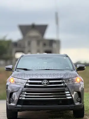 Toyota Highlander SE 4x4 V6 (3.5L 6cyl 8A) 2018 Gray
