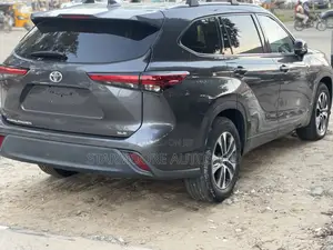 Toyota Highlander XLE 2022 Gray