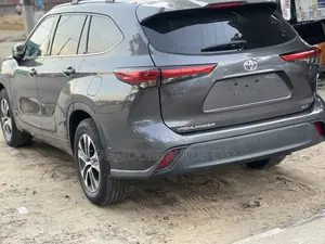 Toyota Highlander XLE 2022 Gray
