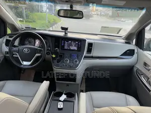 Toyota Sienna XLE 8 Passenger (3.5L 6cyl 8A) 2017 Maroon
