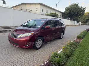 Toyota Sienna XLE 8 Passenger (3.5L 6cyl 8A) 2017 Maroon