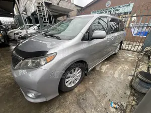 Toyota Sienna XLE AWD 7-Passenger 2013 Silver