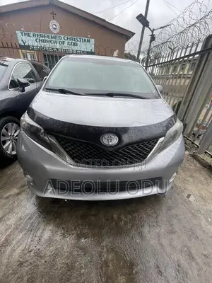 Toyota Sienna XLE AWD 7-Passenger 2013 Silver