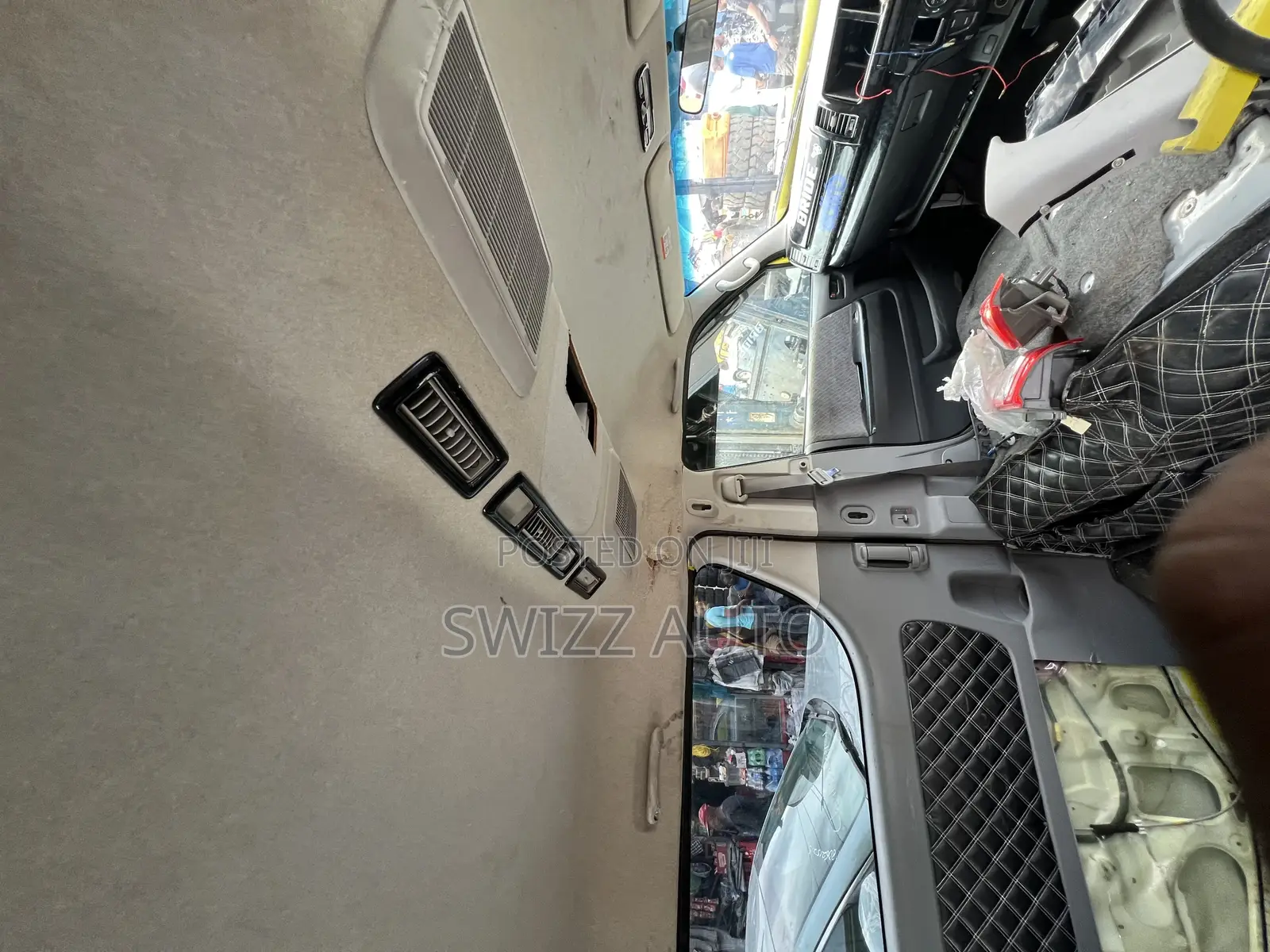 Toyota HiAce 2010 Yellow