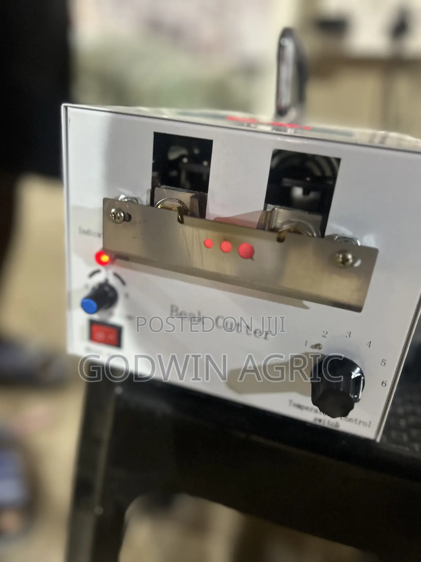 Debeaking Machine