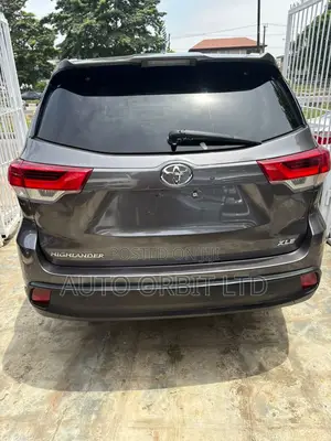 Toyota Highlander XLE 4x4 V6 (3.5L 6cyl 8A) 2018 Gray