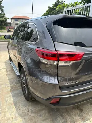 Toyota Highlander XLE 4x4 V6 (3.5L 6cyl 8A) 2018 Gray