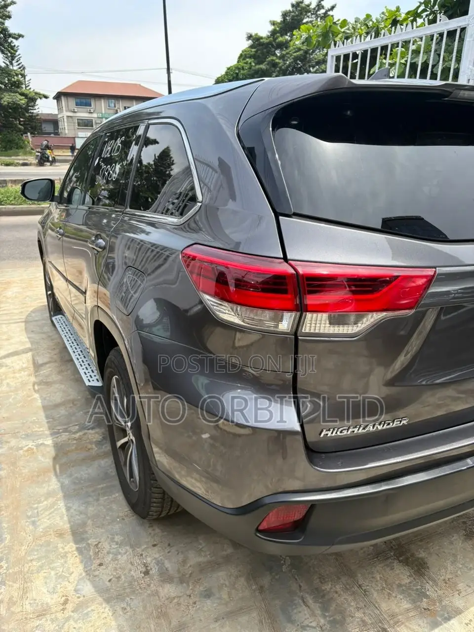 Toyota Highlander XLE 4x4 V6 (3.5L 6cyl 8A) 2018 Gray