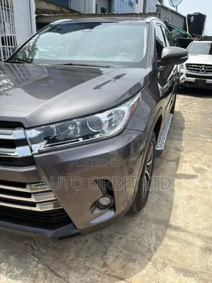 Toyota Highlander XLE 4x4 V6 (3.5L 6cyl 8A) 2018 Gray