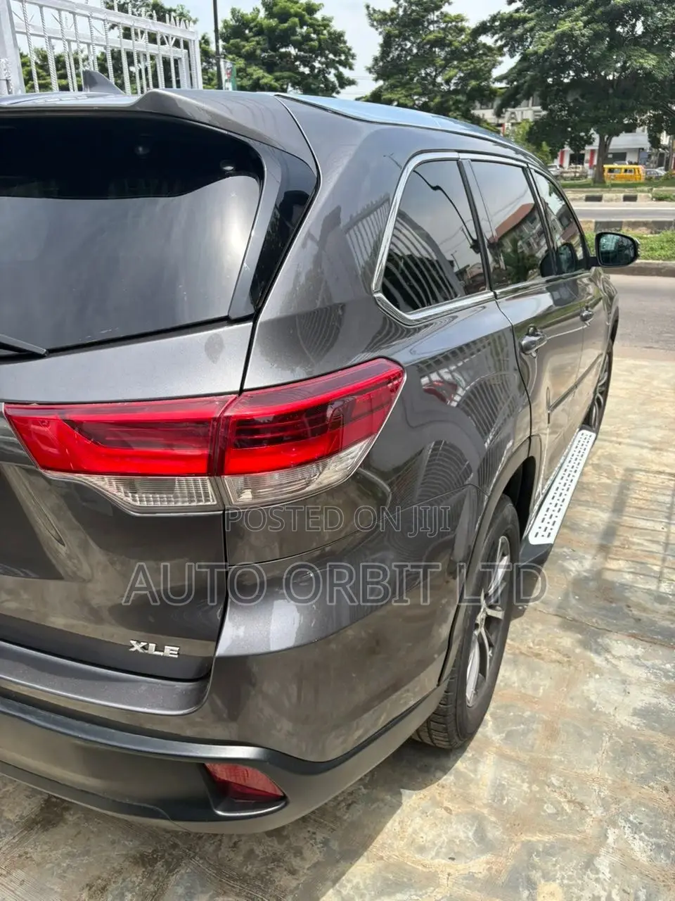 Toyota Highlander XLE 4x4 V6 (3.5L 6cyl 8A) 2018 Gray