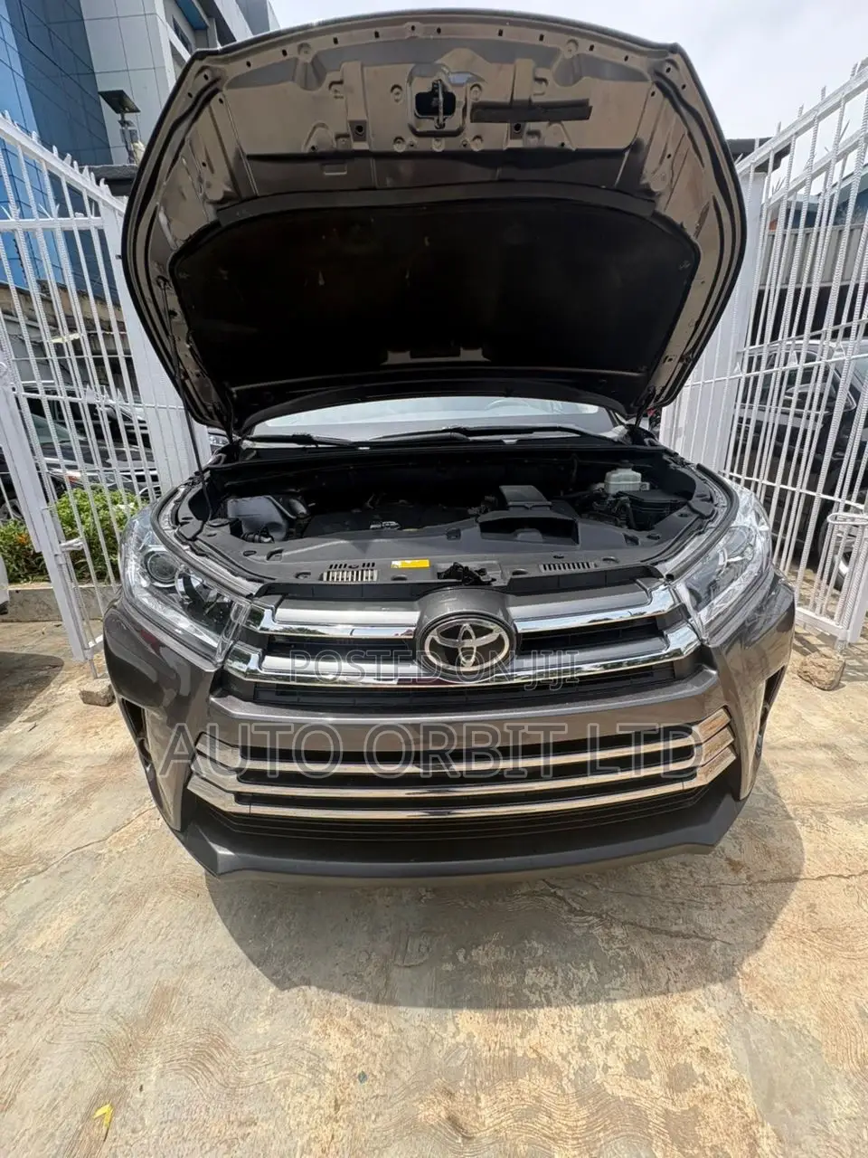 Toyota Highlander XLE 4x4 V6 (3.5L 6cyl 8A) 2018 Gray