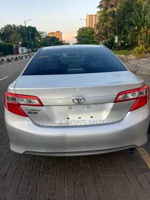 Toyota Camry LE 4dr Sedan (2.5L 4cyl 6A) 2014 Silver