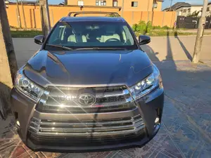 Toyota Highlander XLE 4x2 V6 (3.5L 6cyl 8A) 2017 Gray